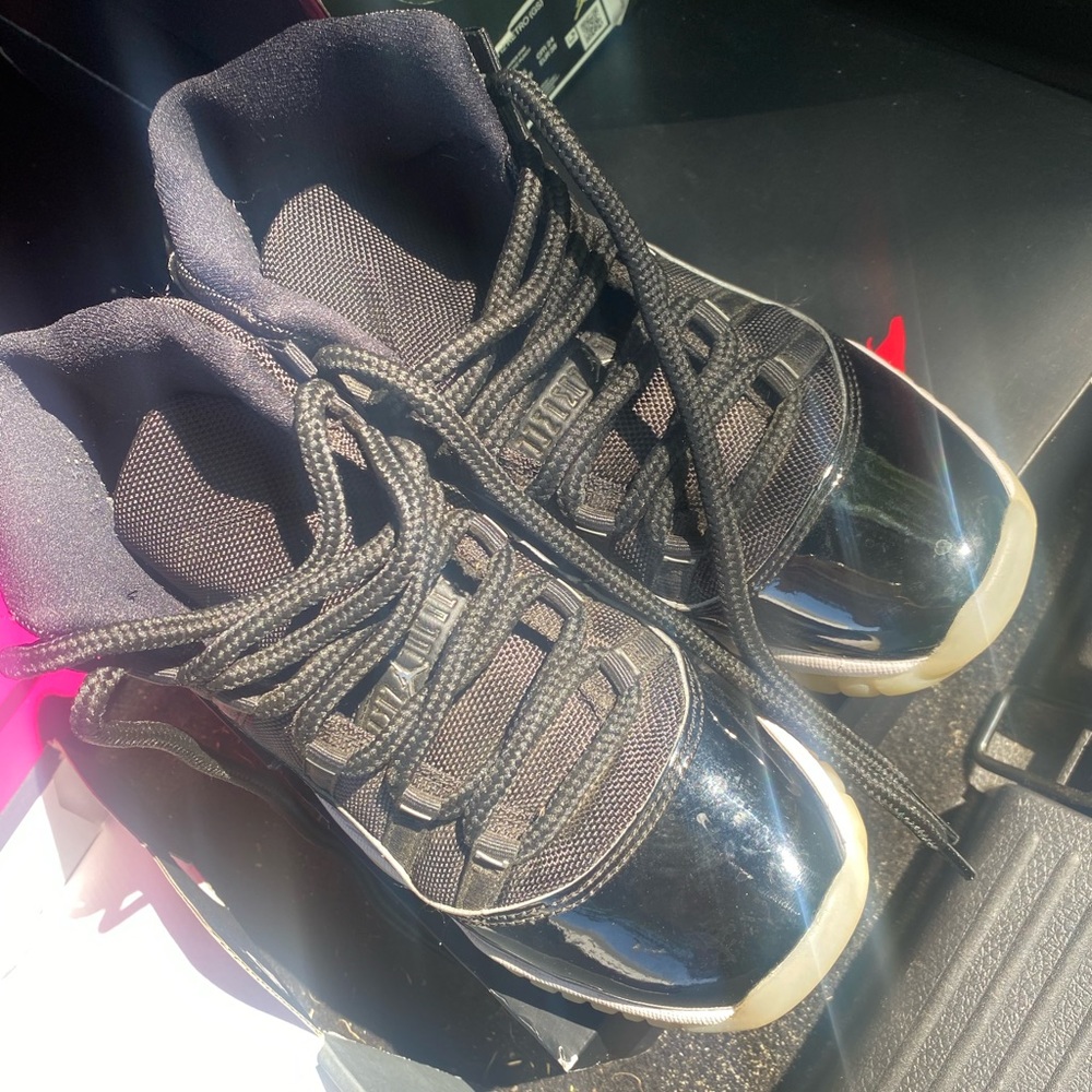 USED AIR JORDAN 11 SIZE 5.5y GRADE SCHOOL